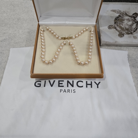 🐢 Vintage Givenchy Hand Knotted Real Pearls - COMES WITH VELVET VINTAGE CASE! - Picture 10 of 17